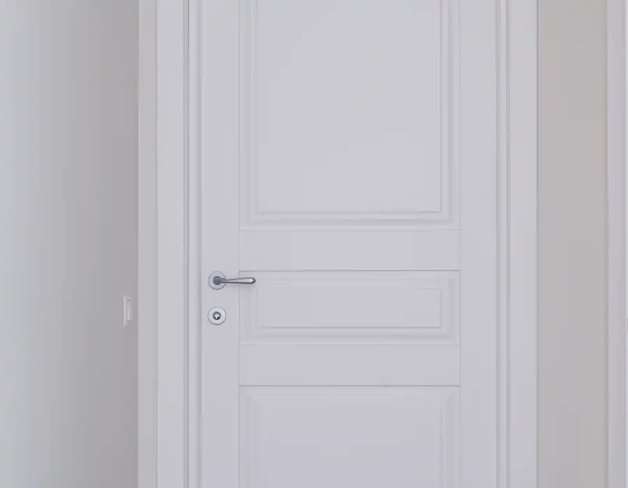 pittura e laccatura di porte interne